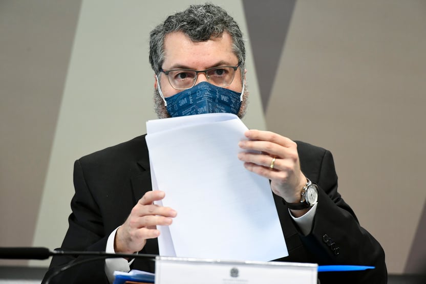 Ernesto tenta explicar “comunavírus” e baixa adesão do Brasil a consórcio de vacinas da OMS