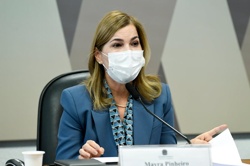 “Não me recordo”, diz Mayra Pinheiro, sobre defesa de isolamento social por Bolsonaro