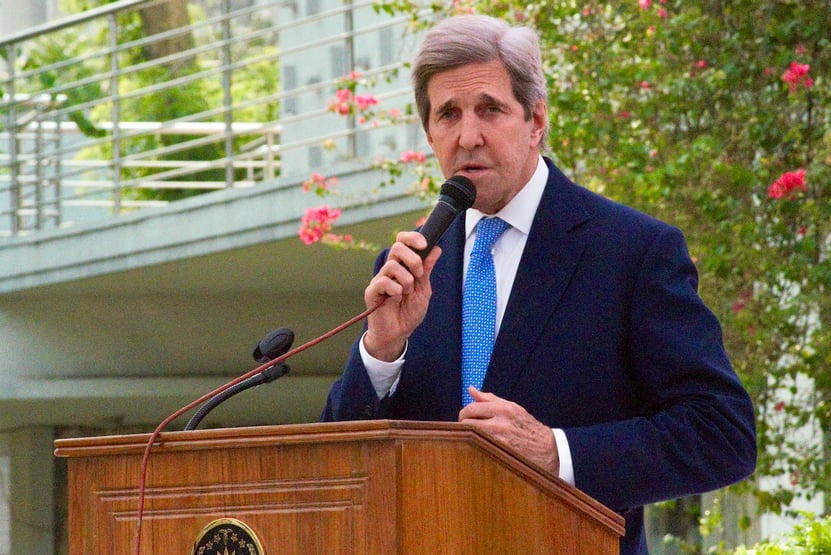 Amazônia vai desaparecer se EUA não negociarem com Bolsonaro, diz John Kerry