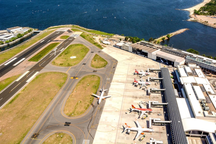 Covid: governo proíbe entrada de estrangeiros, mas exclui aviões