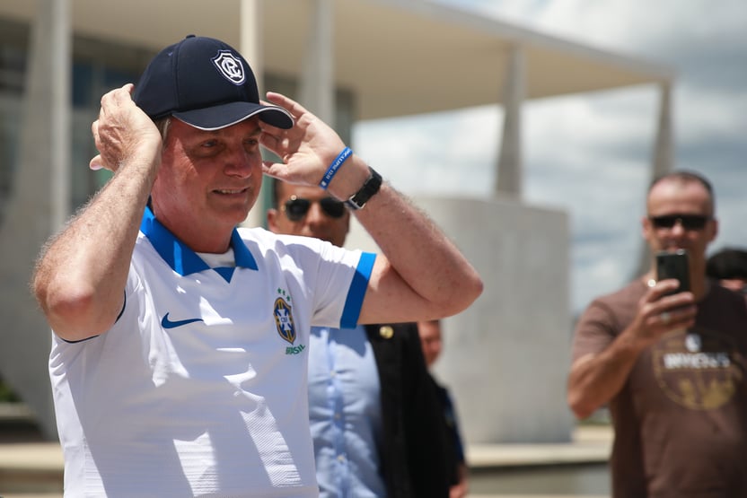 “Vou dar uma sugestão ao Renan: faça a CPI do leite condensado”, ironiza Bolsonaro