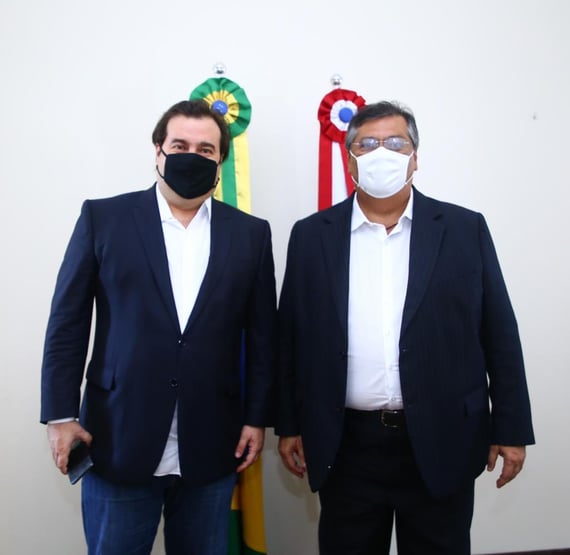 Maia e Dino se aproximam