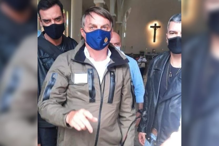 De máscara, Bolsonaro vai a igreja no entorno de Brasília
