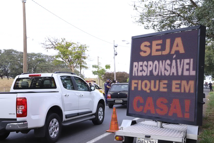 Cidades de SP criam até barreiras de terra para evitar turistas no feriado