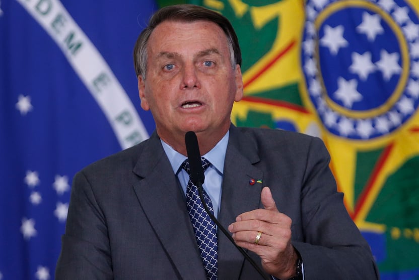Caso de rachadinha entre os Bolsonaro constrange, mas não poderá ser investigado agora