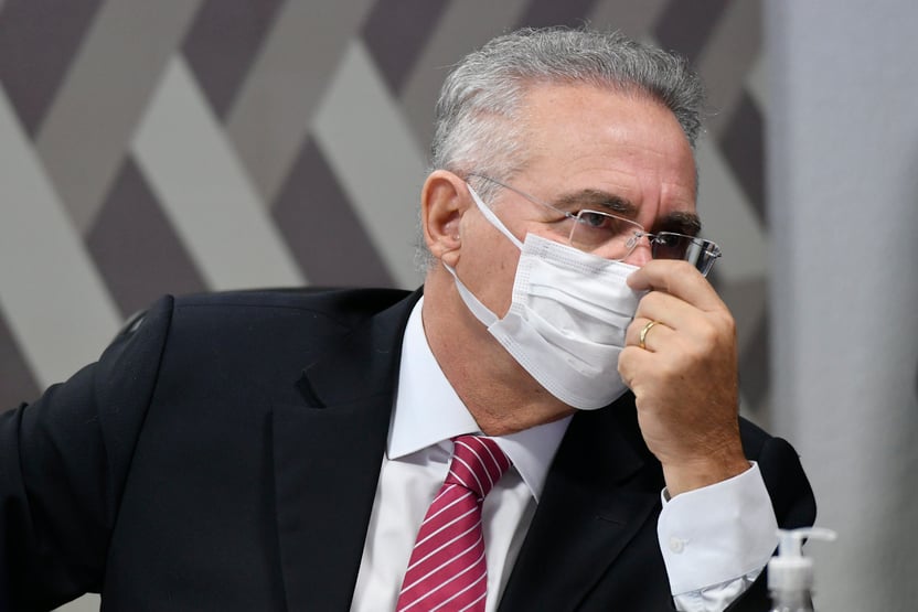 “Seu pai parece que não lhe deu educação”, diz Renan a Flávio Bolsonaro
