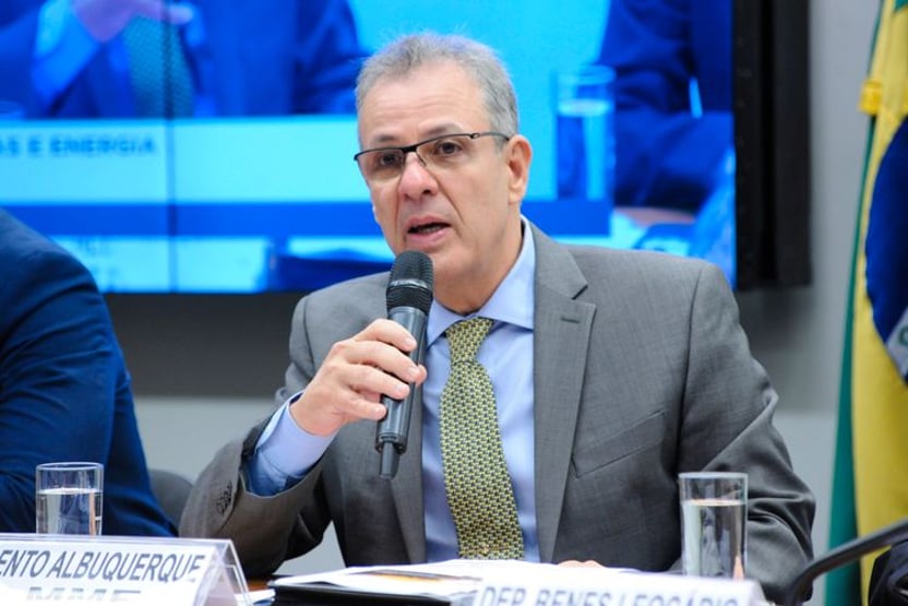 Ministro de Minas e Energia faz pronunciamento hoje às 20h