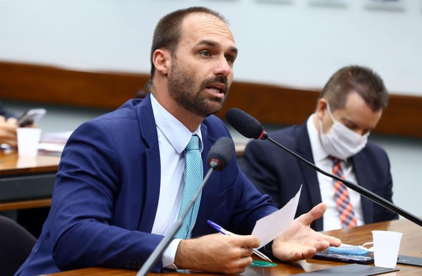 Eduardo muda de versão sobre dossiê supostamente entregue aos EUA