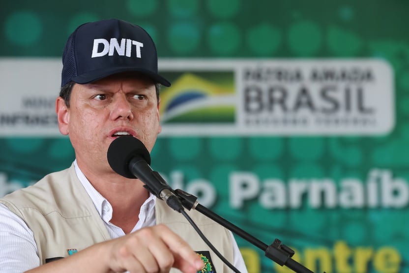 Tarcísio resiste ao PL