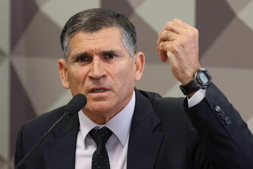 Podemos avalia lançar Santos Cruz à Presidência