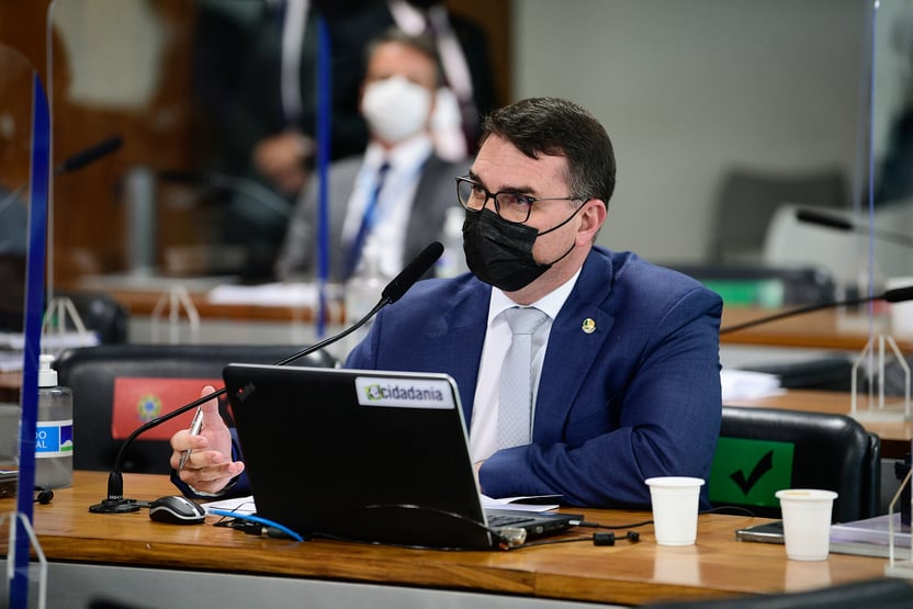 Flávio Bolsonaro: “Deu vontade de vir para o circo hoje”