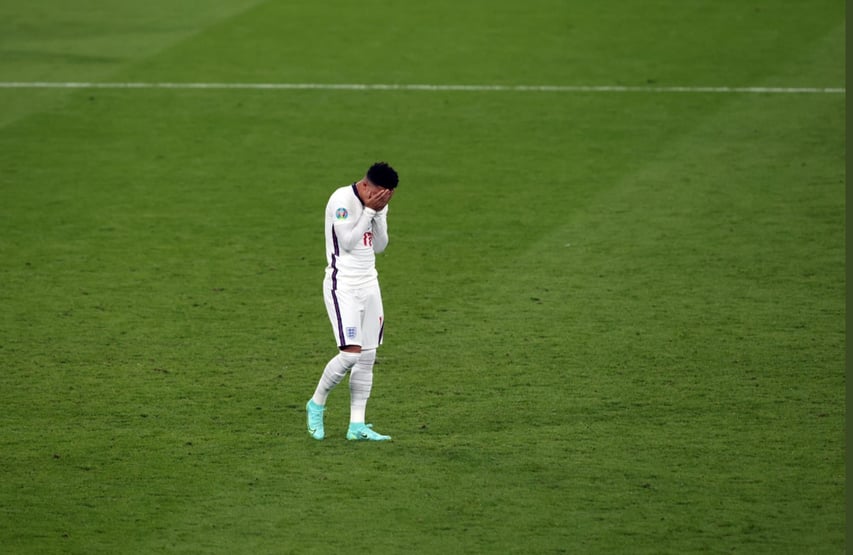 Quatros pessoas são presas por ataques racistas a jogadores da Inglaterra