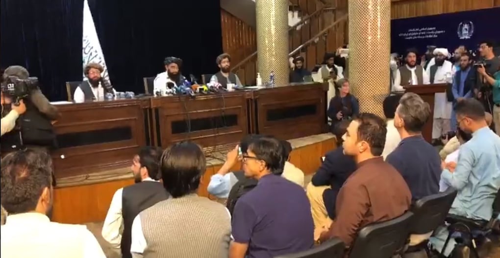 Em meio a protestos, Talibã anuncia novo governo afegão