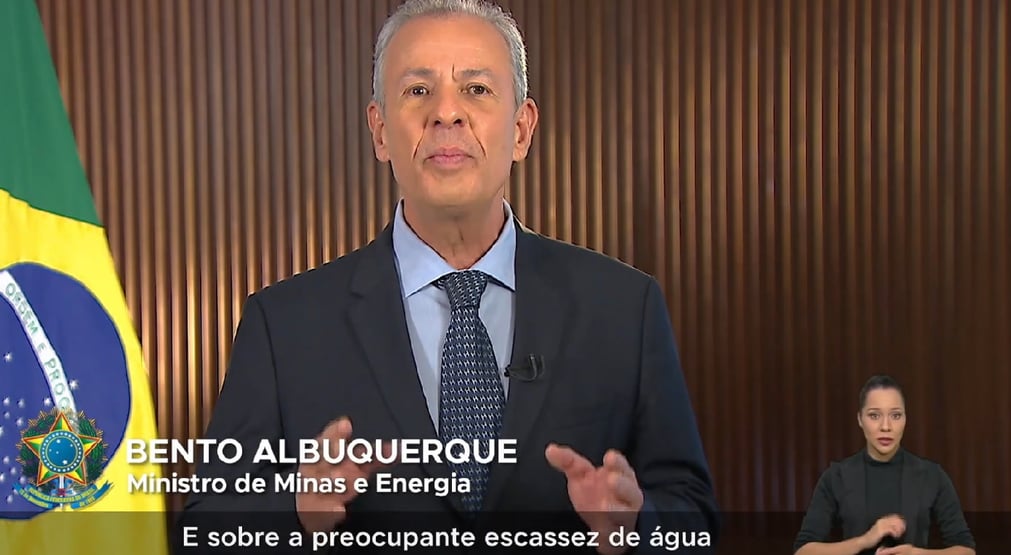 Ministro de Minas e Energia defende redução no uso do chuveiro