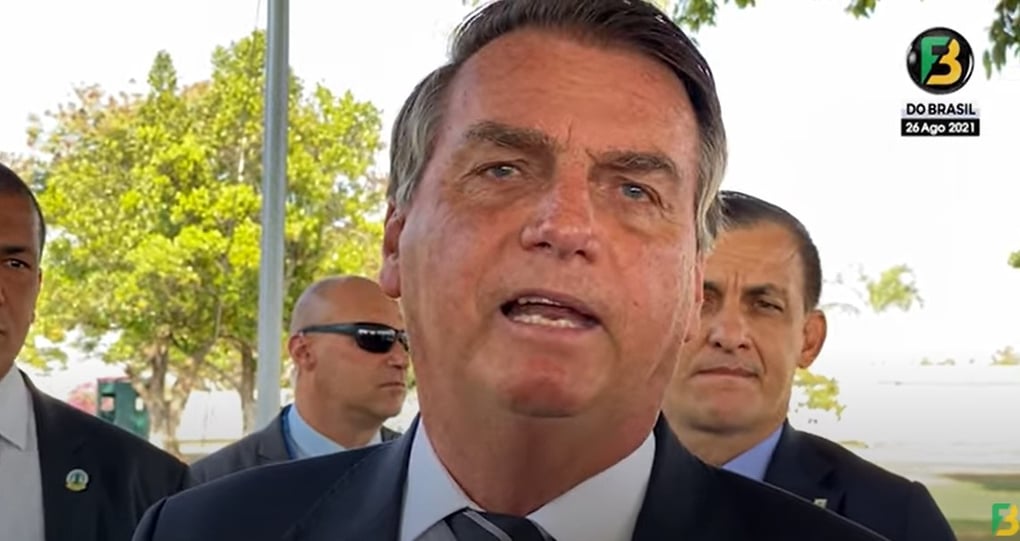 Bolsonaro diz que índios defendem “sapo barbudo” porque “são uns coitados”