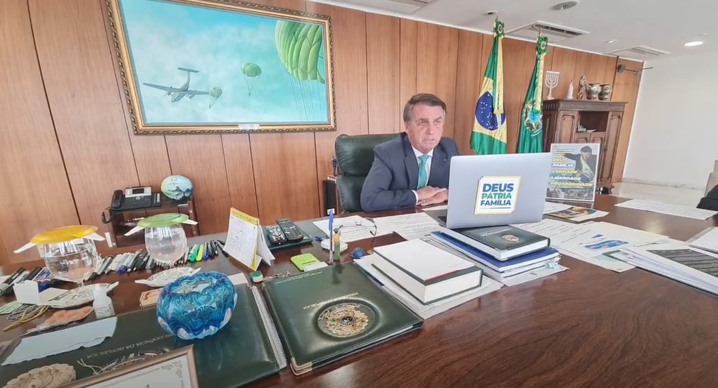 Investigado, Bolsonaro diz que Moraes aguarda momento para “aplicar sanção restritiva”