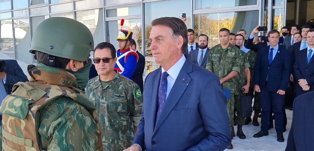 Exército se descola do bolsonarismo