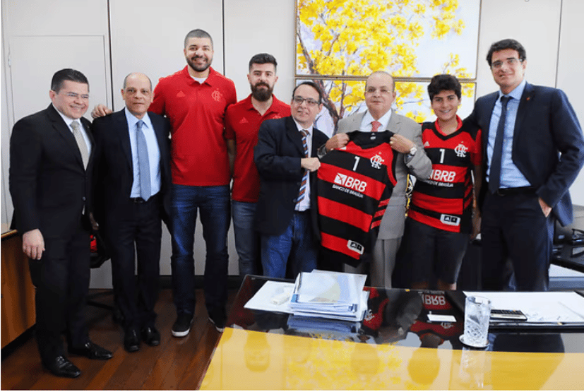 Torcedor interessado: os negócios cruzados do governador do DF com o Flamengo