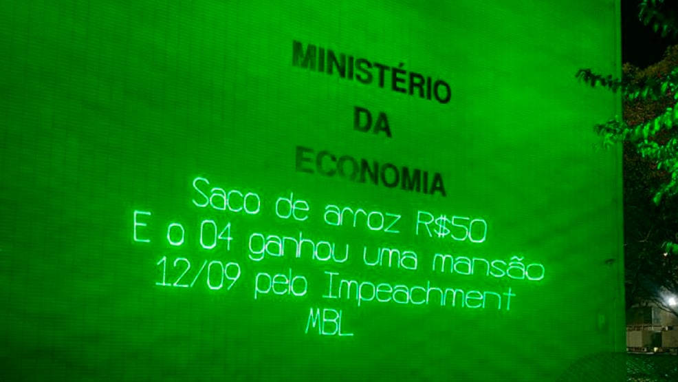 MBL faz chacota com Bolsonaro: “E o 04 ganhou uma mansão”