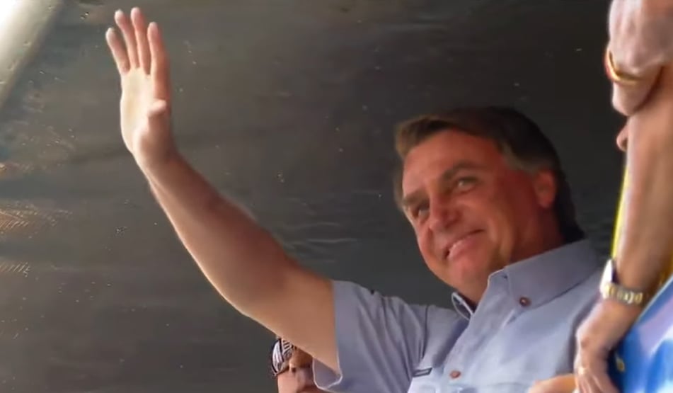 Bolsonaro diz ter adiado decisões difíceis para povo saber o que é ditadura dos governadores