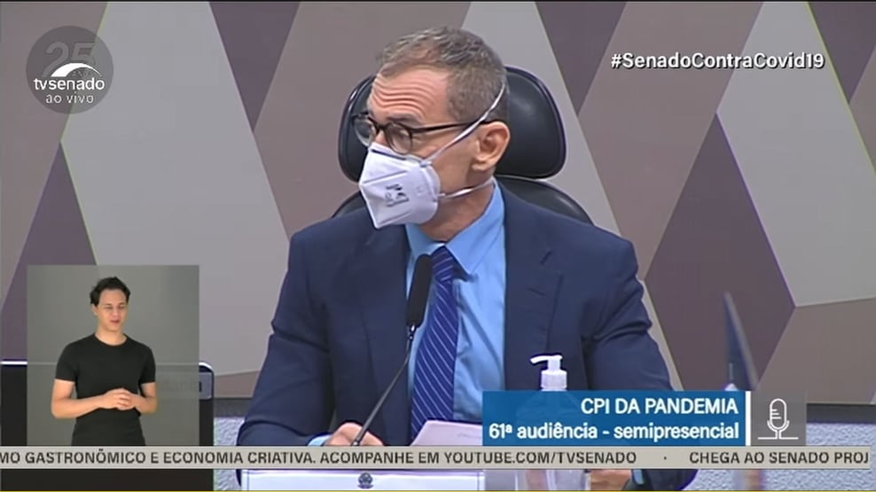 Emocionado, senador expõe mensagem homofóbica de Fakhoury, que pede desculpas