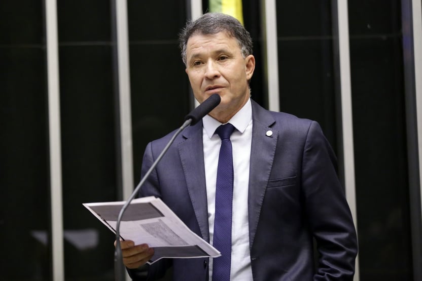 Relator lê parecer a favor da PEC dos Precatórios, mas votação é adiada