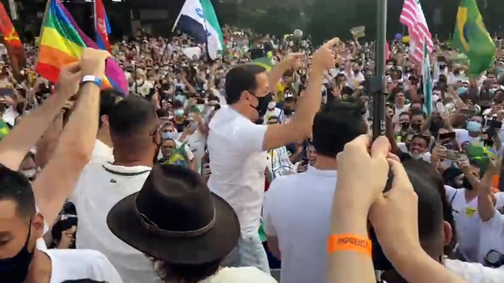 Doria pula e dança na Paulista: “Ei, Bolsonaro, vai tomar no c*”