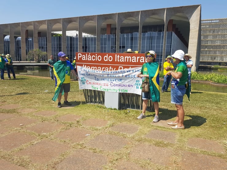 Debandada de manifestantes da Esplanada cresce após carta de Bolsonaro