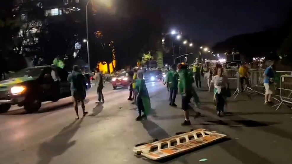 Bolsonaristas invadem Esplanada na noite anterior ao 7 de Setembro