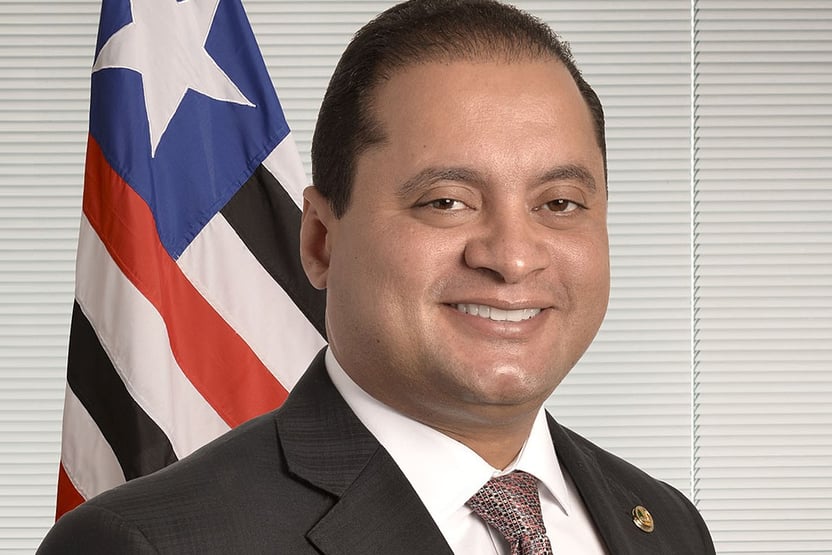 Terceiro senador retira assinatura da CPI do MEC