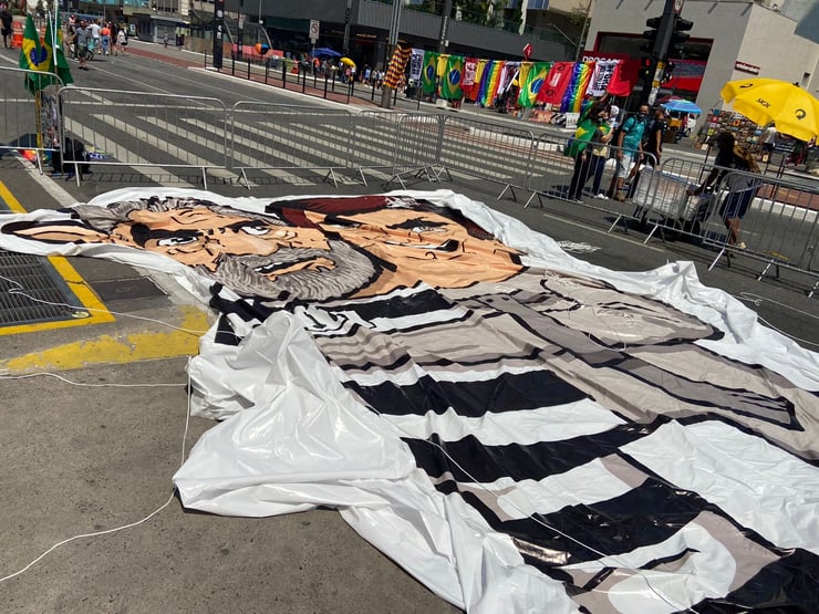 Vem Pra Rua prepara pixuleco com Lula e Bolsonaro abraçados