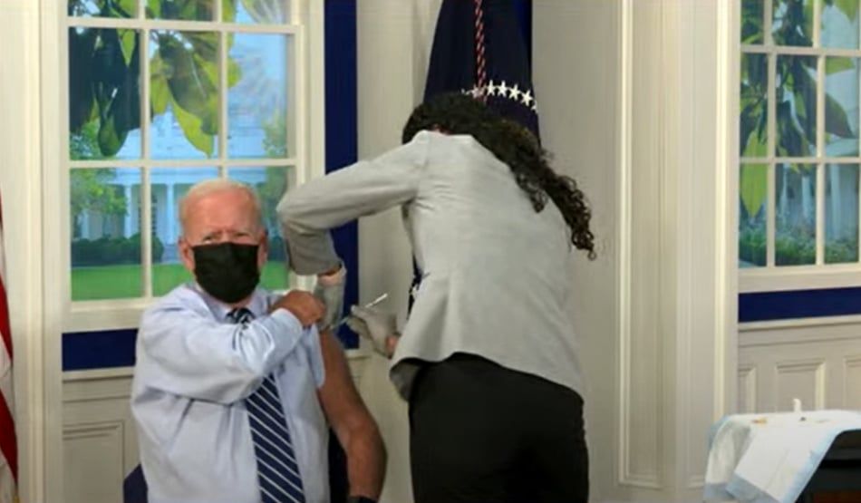 Biden recebe terceira dose da vacina contra Covid