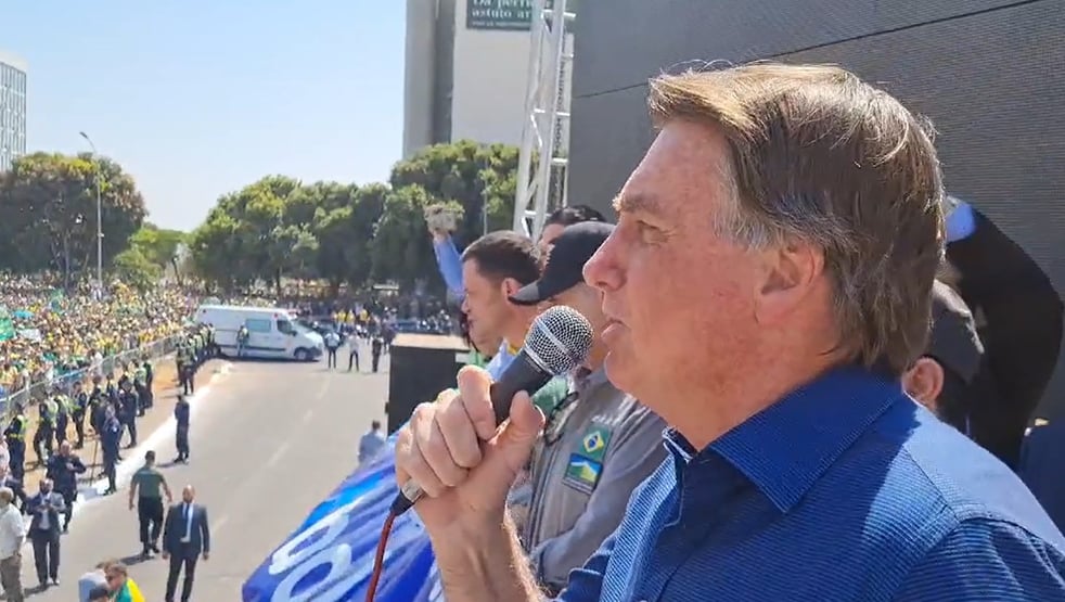 Senador denuncia Bolsonaro ao STF por “atentado à ordem constitucional”