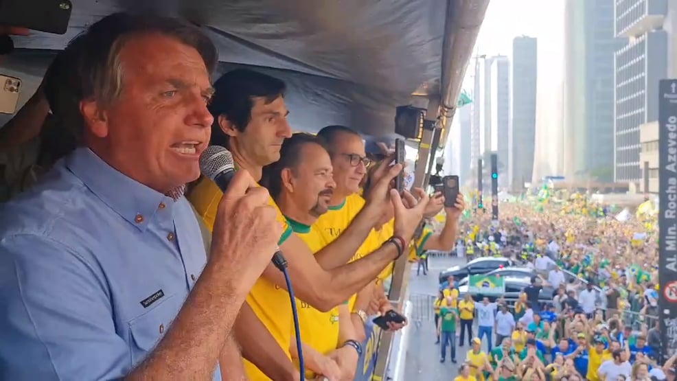 Flávio Bolsonaro diz que conselheiros de seu pai defendiam o golpe
