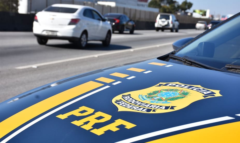 Motorista é flagrado com quase R$ 500 mil em mala na Fernão Dias