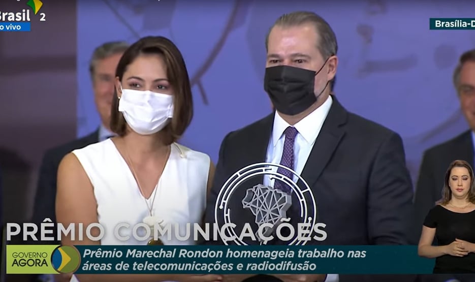 Toffoli recebe prêmio de telecomunicações das mãos de Michelle