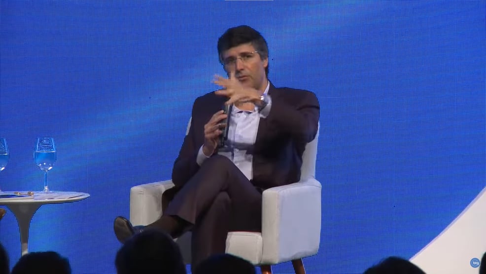 André Esteves não precisa mais ajoelhar-se