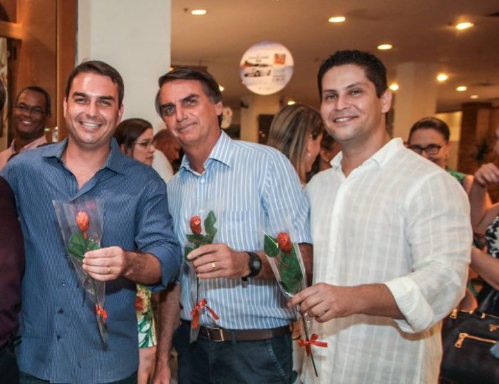 Flávio Bolsonaro faz acordo após demitir grávida de loja de chocolates