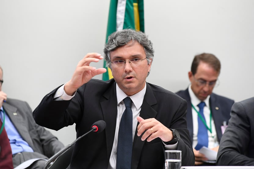 Secretário de Guedes contradiz Bolsonaro sobre corte de imposto da gasolina