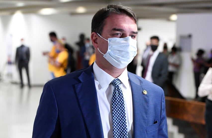 Flávio diz que Jair Bolsonaro fez exercícios e iniciou dieta líquida