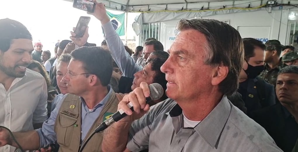 Bolsonaro visita refugiados venezuelanos e manda indireta a Lula