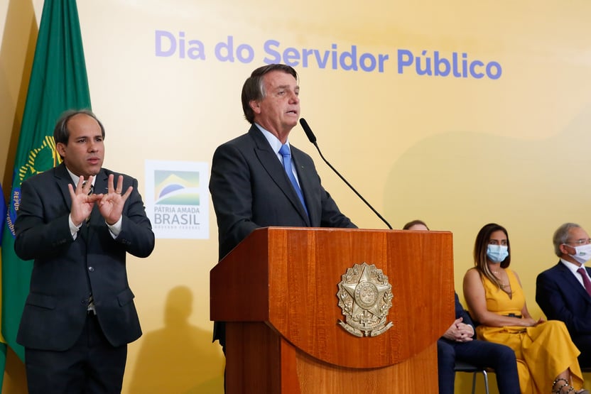 Sem reforma administrativa, Bolsonaro afaga servidores