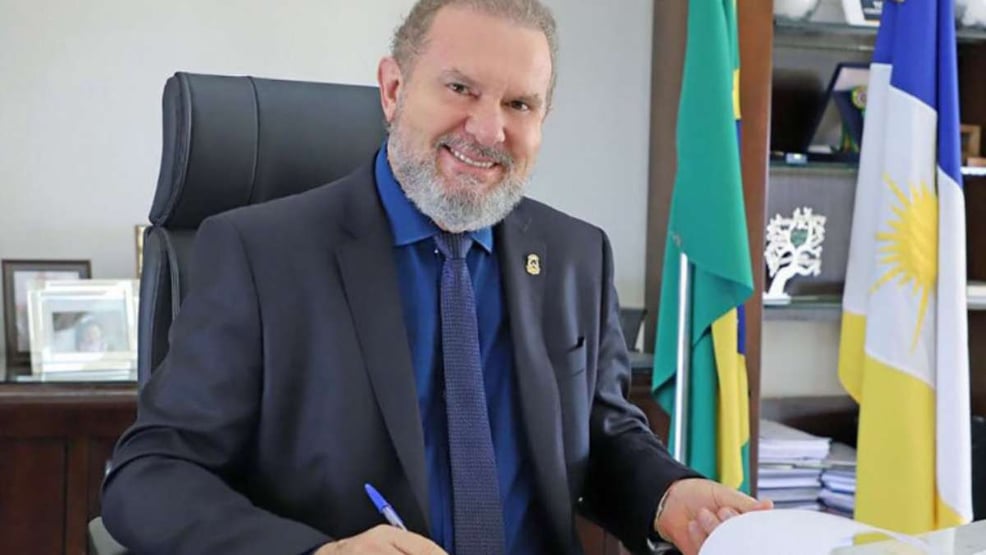 Justiça torna inelegível governador afastado do Tocantins