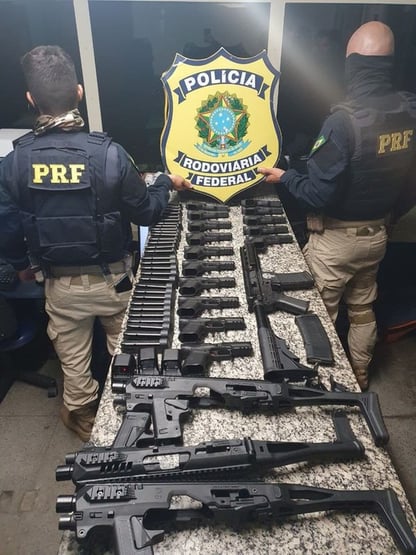 Em blitz, PRF apreende 4 fuzis e 15 pistolas
