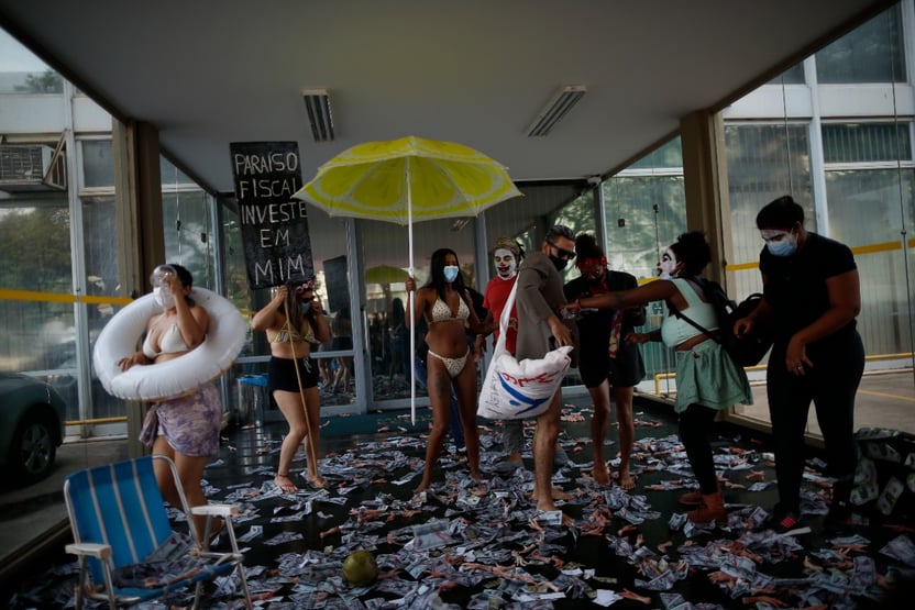 MST faz protesto contra Guedes em frente ao Ministério da Economia