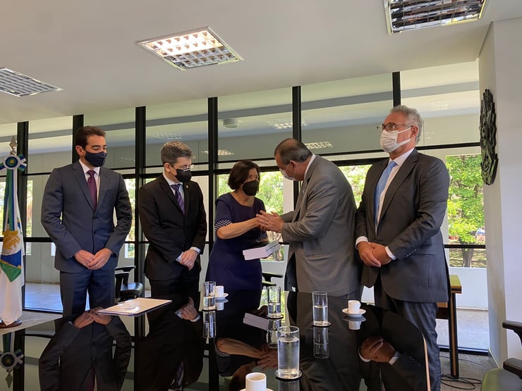 Cúpula da CPI entrega relatório final ao TCU