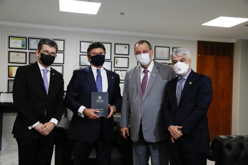 No STF, senadores entregam a Fux relatório final aprovado pela CPI da Covid; assista