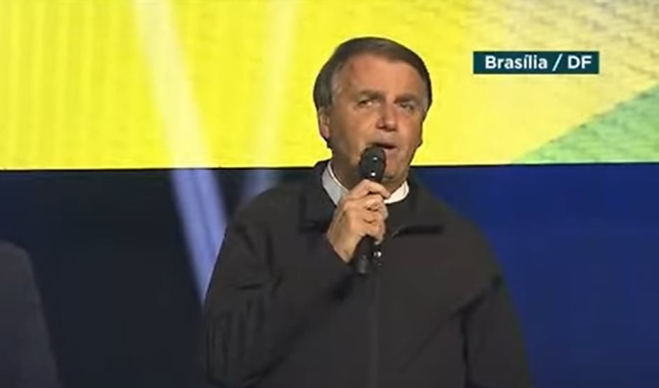 Bolsonaro promete “determinar” volta de bandeira “normal” para conta de luz