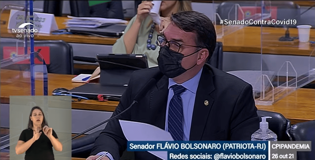 Flávio Bolsonaro volta a criticar CPI; sessão é suspensa novamente