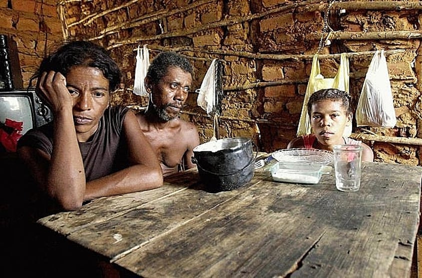 Famílias comem restos de carne no Rio Grande do Norte